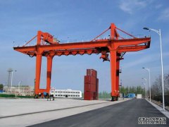 集装箱龙门吊的主体结构从核心到辅助分为